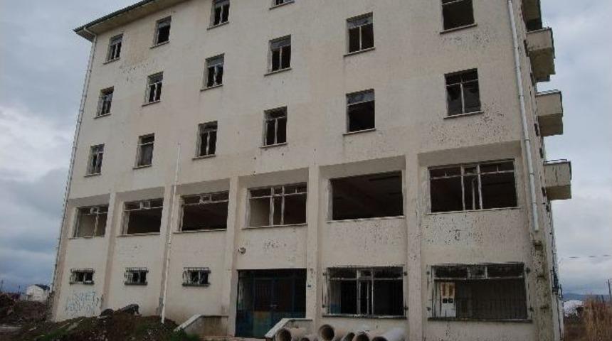 &Ccedil;&uuml;r&uuml;m&uuml;ye Terk Edilen Fak&uuml;lte Binası Hayat Buluyor