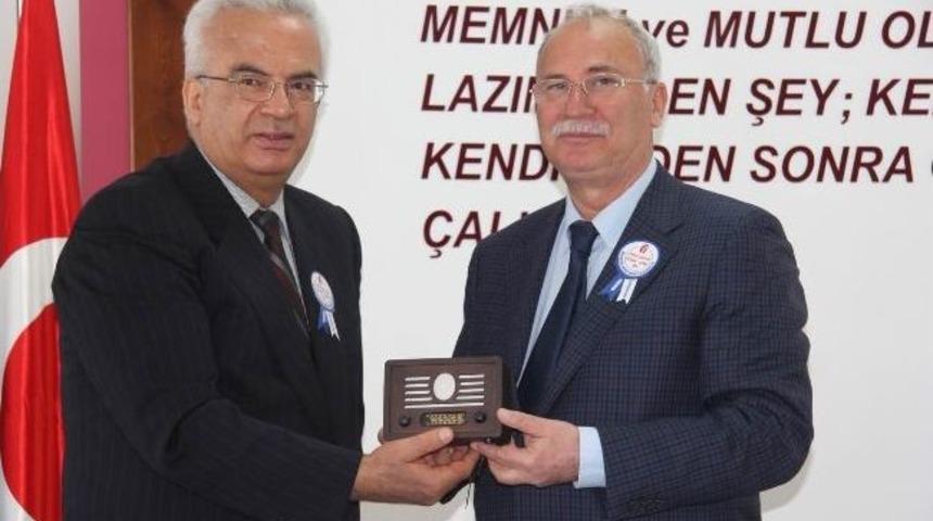 Burhaniye&rsquo;de Vergi Rekortmeni Başkana M&uuml;d&uuml;r, Radyo Hediye Etti