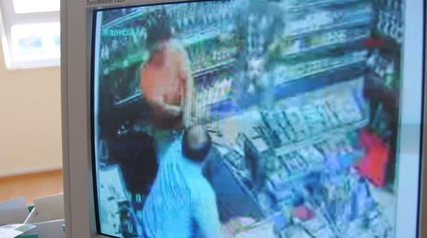 Muhtara Bı&ccedil;aklı Saldırı G&ouml;r&uuml;nt&uuml;leri, G&uuml;venlik Kamerasının &Ouml;nemini G&ouml;sterdi