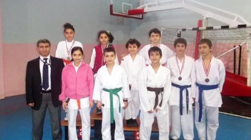 Karate Kursu &Ouml;ğrencileri Sakarya'dan 7 Madalya İle D&ouml;nd&uuml;
