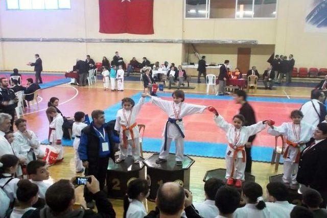 Karate Kursu Öğrencileri Sakarya'dan 7 Madalya İle Döndü