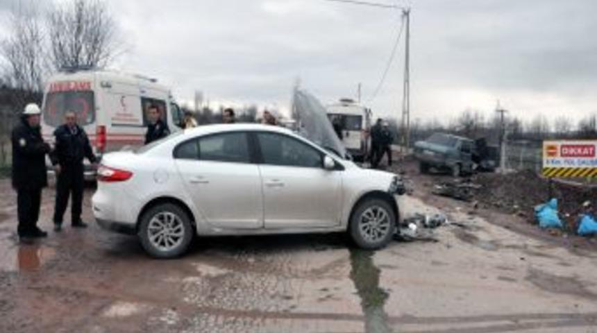 K&uuml;tahya'da Trafik Kazası: 3 Yaralı