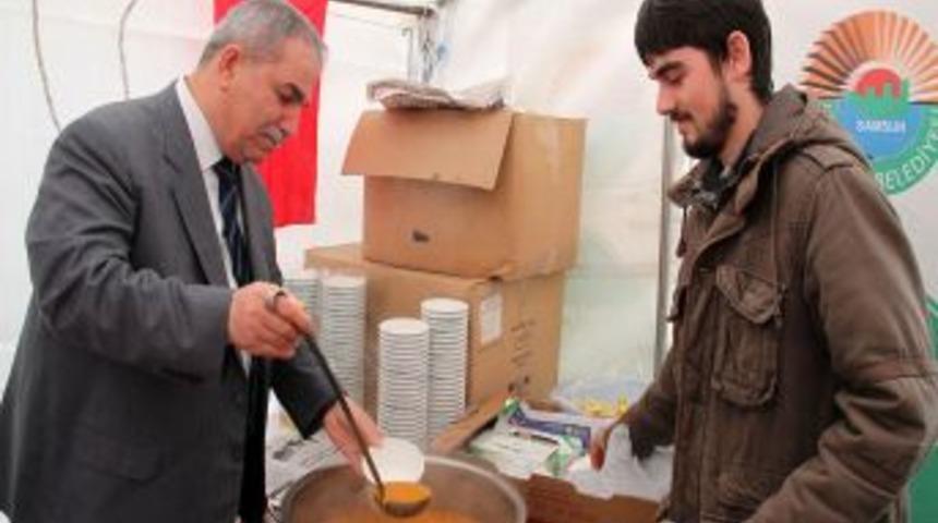 Belediye Başkanı Demirtaş, Kendi Eliyle &Ouml;ğrencilere &Ccedil;orba Dağıttı
