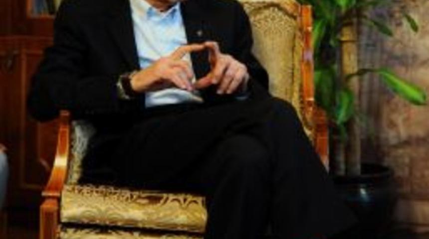 Selanik Belediye Başkanı Boutaris Kırmızı &Ccedil;orabıyla Dikkat &Ccedil;ekti