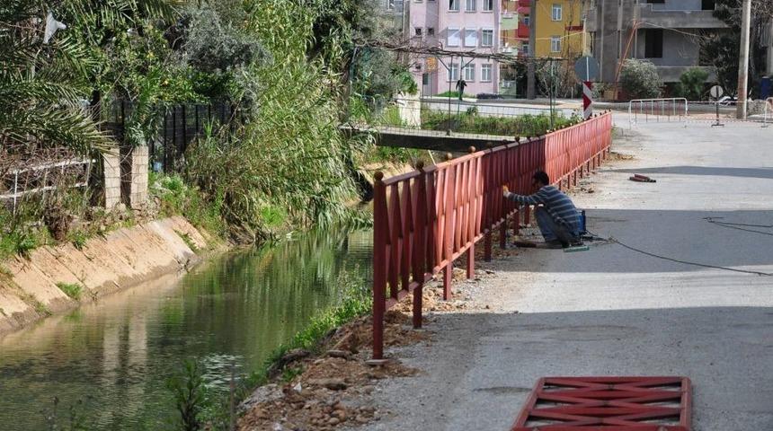 Kanal Boyu, &Ouml;ğrenciler I&ccedil;in Demir Korkulukla G&uuml;venli Hale Getirildi