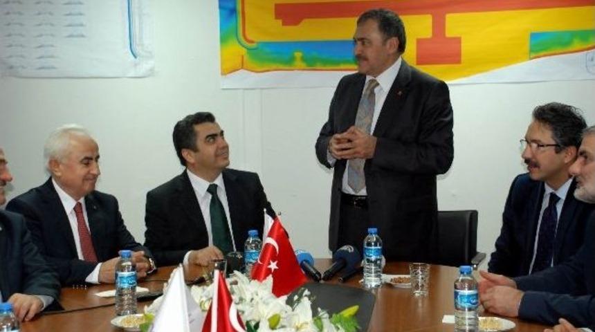 Bakan Eroğlu, Havaalanı İnşaatını İnceledi