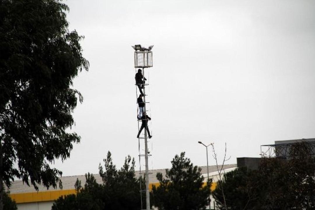 İşten &Ccedil;ıkarılan İş&ccedil;iler Aydınlatma Direğine Tırmandı