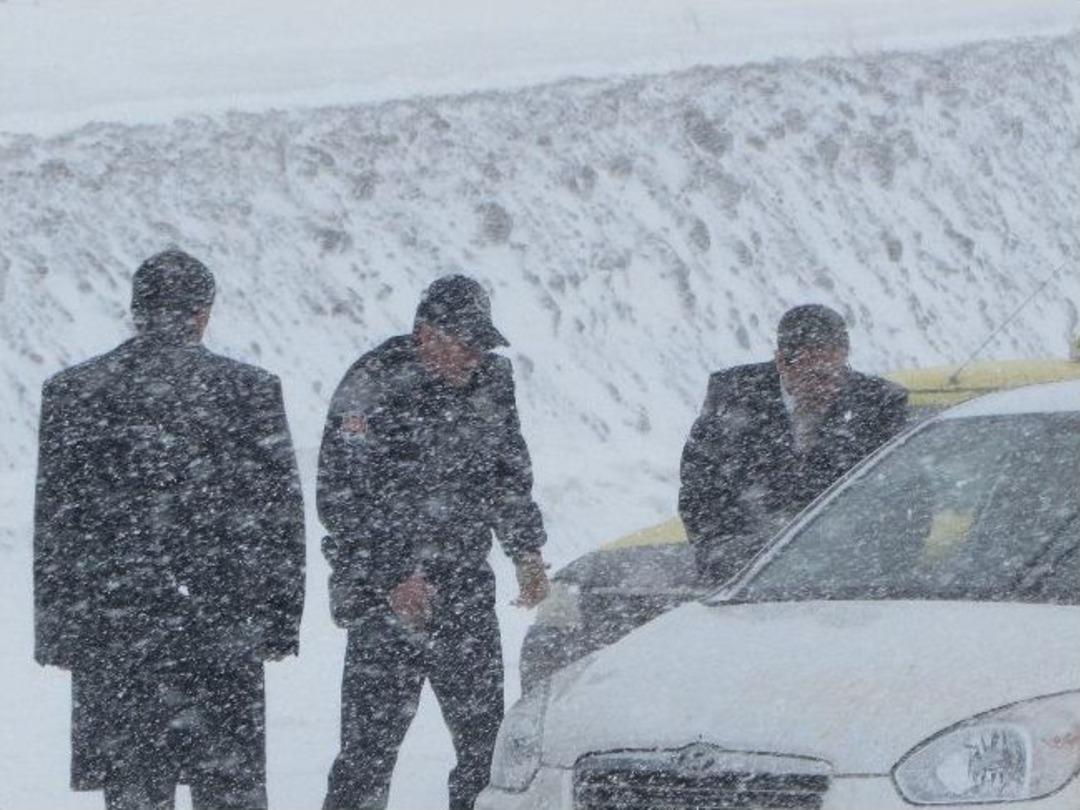 Kaymakam Yolda Kalan S&uuml;r&uuml;c&uuml;lerin Yardımına Koştu