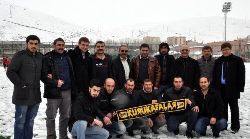 Kuru Kafalardan Bayburt Grup &Ouml;zel İdaresporlu Futbolculara Tatlı İkramı