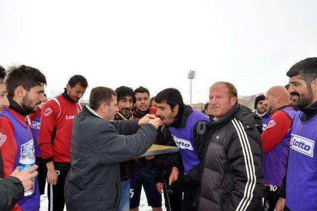 Kuru Kafalardan Bayburt Grup Özel İdaresporlu Futbolculara Tatlı İkramı