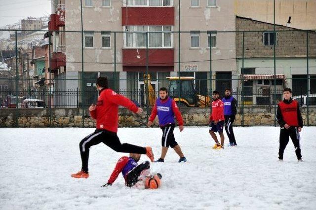 Kuru Kafalardan Bayburt Grup Özel İdaresporlu Futbolculara Tatlı İkramı