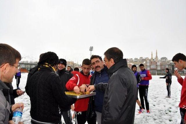 Kuru Kafalardan Bayburt Grup Özel İdaresporlu Futbolculara Tatlı İkramı