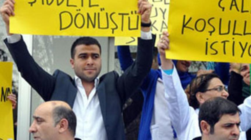 Hastanede doktorlara saldırı