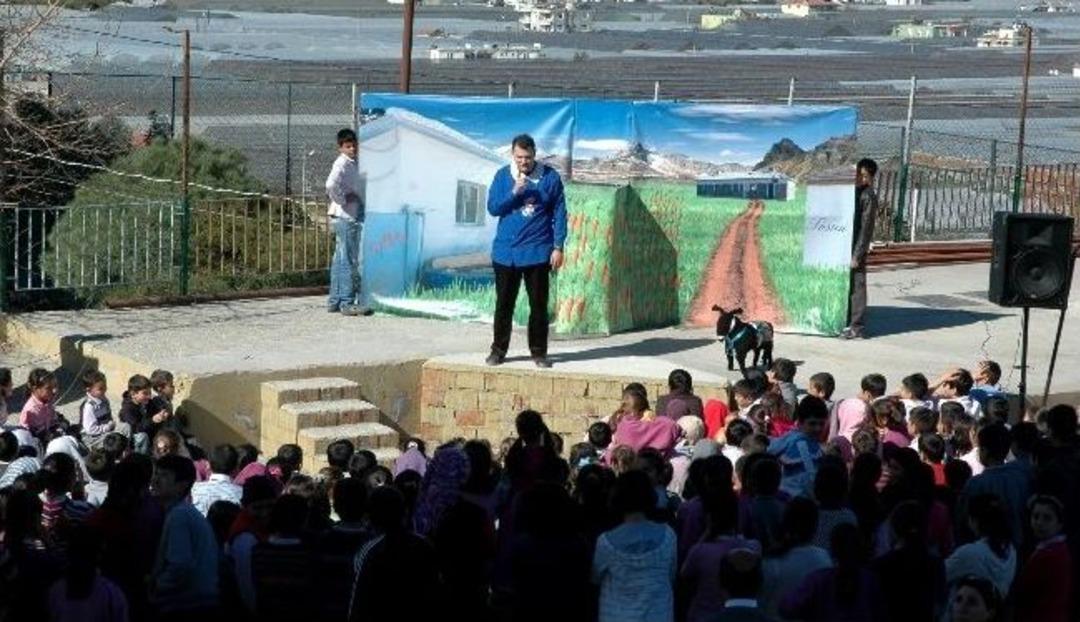 'yaşasın Okulumuz' Adlı Oyun Demre'de Sahnelenedi