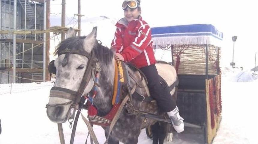 Develi Kaymakamı Enver &Uuml;nl&uuml; Erciyes&rsquo;te Atlı Kızak Turu Yaptı