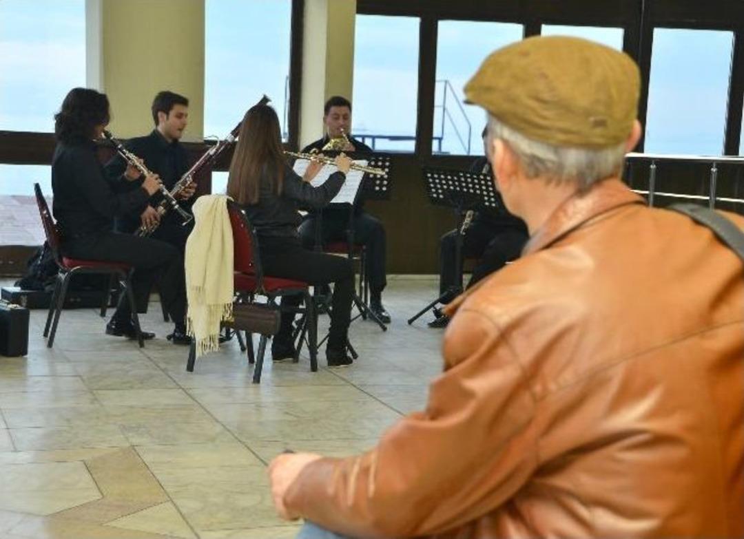 İzmir'de M&uuml;zik Var