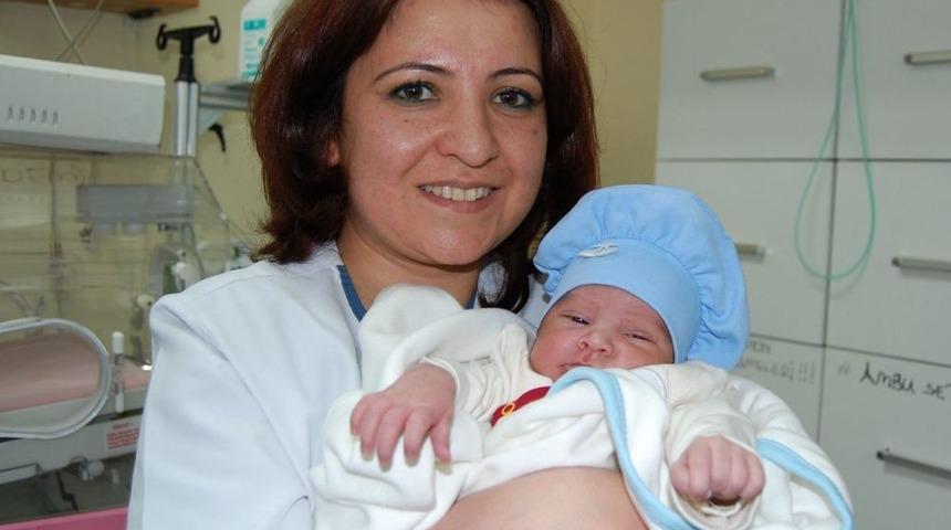 Kur'an Kursu Avlusuna Bırakılan Bebek Yeni Ailesine Kavuştu