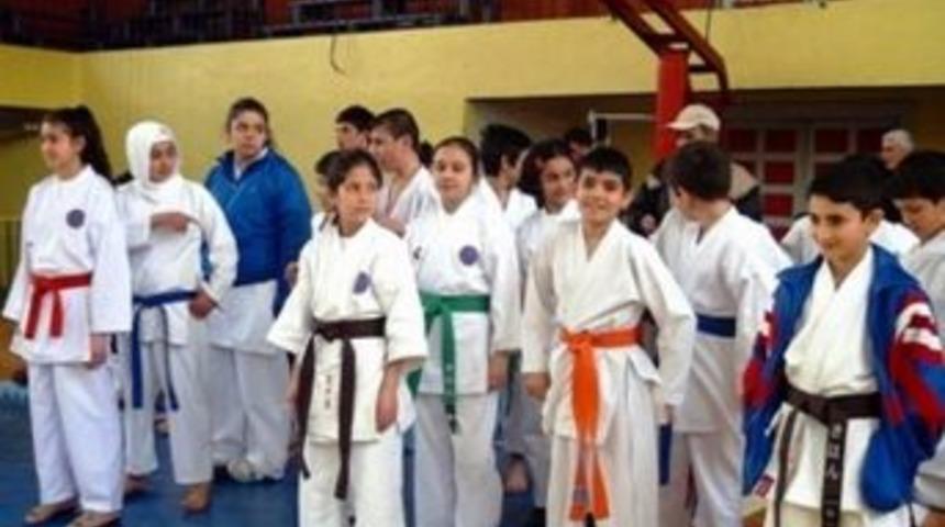 D&ouml;rt Eyl&uuml;l Belediyespor Karate Takımı Okullar Arası M&uuml;sabakalarda İl Birincisi Oldu