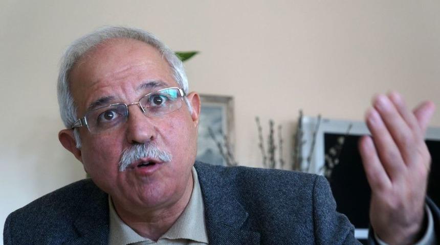 K&uuml;rt Siyaset&ccedil;i Ve Yazar G&uuml;&ccedil;l&uuml;: &Ouml;calan Ikili Oynuyor