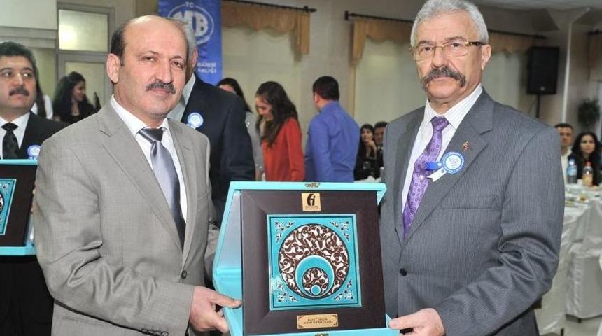 Vergi Rekortmenlerine Plaket Verildi