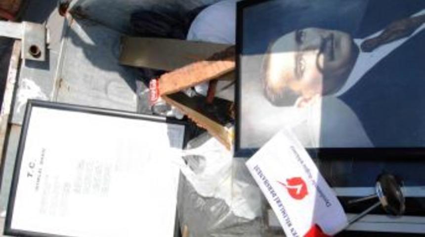 Polis &Ccedil;&ouml;pe Atılan Atat&uuml;rk Posterleri I&ccedil;in Inceleme Başlattı