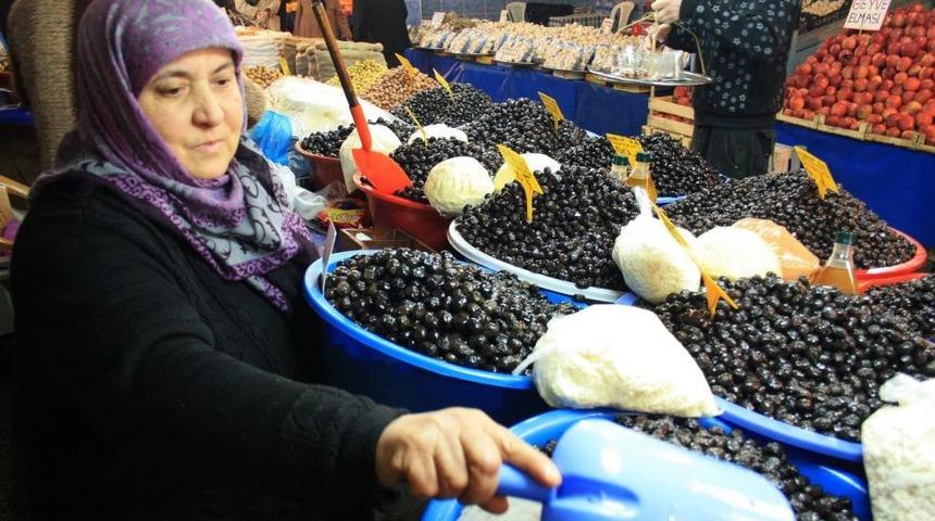 Yaşlı Kadının D&uuml;ş&uuml;rd&uuml;ğ&uuml; 25 Bin Lirasını Aldılar