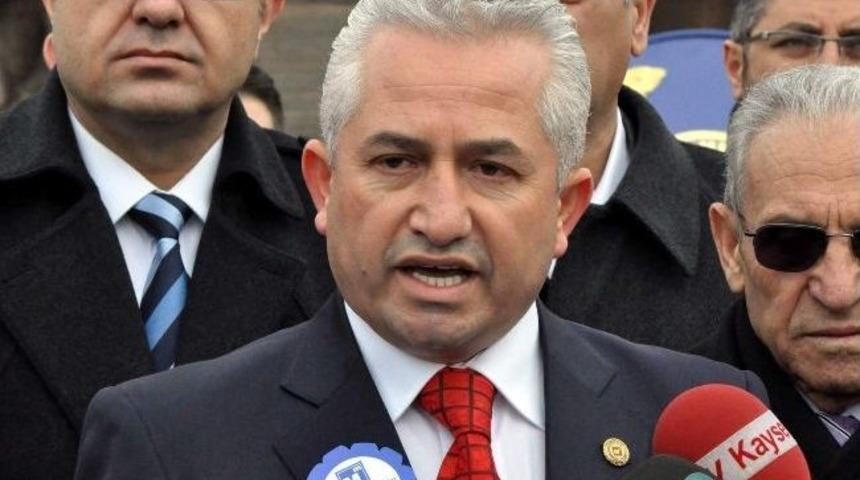 Kayseri Serbest Muhasebeci Mali M&uuml;şavirler Odası Cumhuriyet Meydanına &Ccedil;elenk Bıraktı