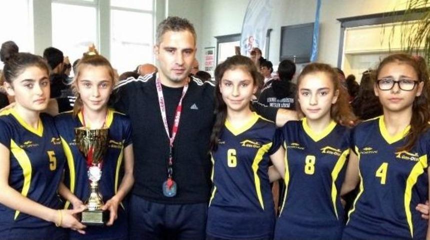 Yıldız Kızlarda Erdek 18 Eyl&uuml;l İlk&ouml;ğretim Okulu İl Şampiyonu Oldu