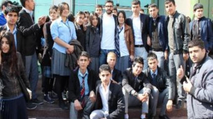 Sanat&ccedil;ı Haluk Piyes Madde Bağımlılığı İle İlgili Gen&ccedil;leri Bilgilendiridi