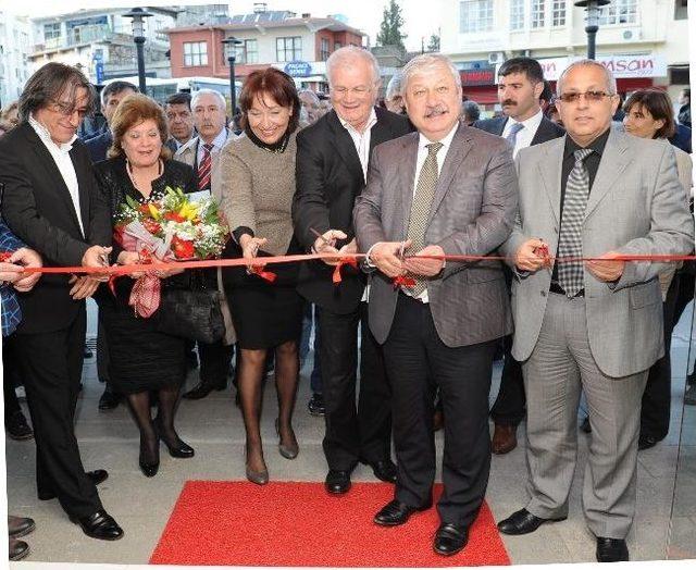 Ünlü Türk Sanatçıların Eserleri Fikret Otyam Sanat Galerisi’nde