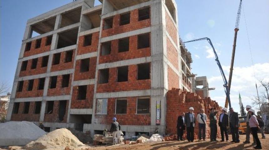 Başkan T&uuml;t&uuml;nc&uuml; Okul İnşaatını İnceledi