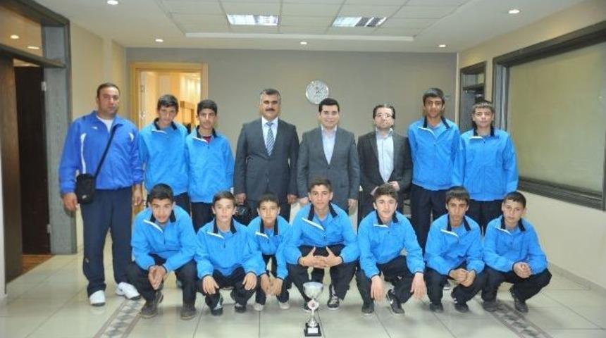 Şampiyon Öğrenciler Sevinçlerini Başkan Tütüncü İle Paylaştı