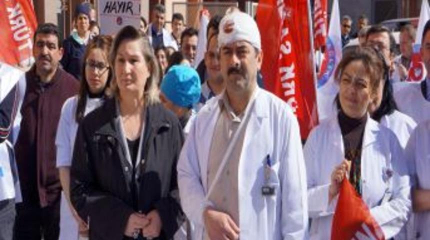 T&uuml;rk Sağlık-Sen, Sağlık&ccedil;ılara Y&ouml;nelik Şiddet Olaylarını Protesto Etti.