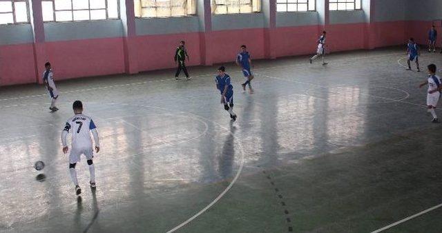 Hakkari’de Futsal Müsabakaları Başladı