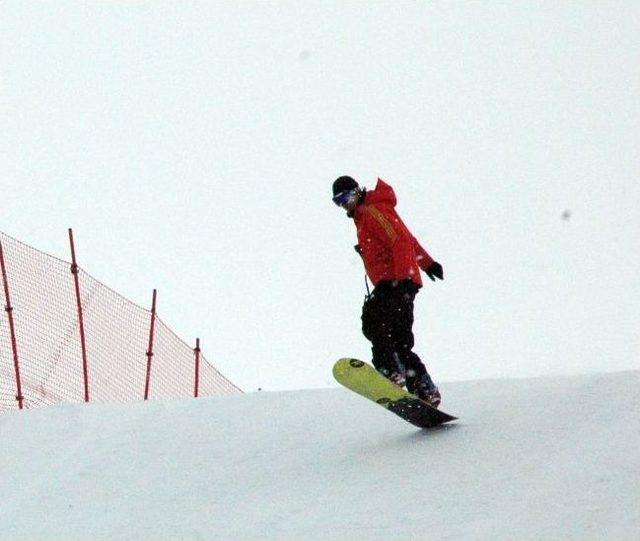 Erzurum’da Snowboard Dünya Gençler Şampiyonası Başladı