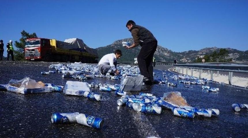 Tır'dan D&uuml;şen Bira Kutuları Yolu Kapattı