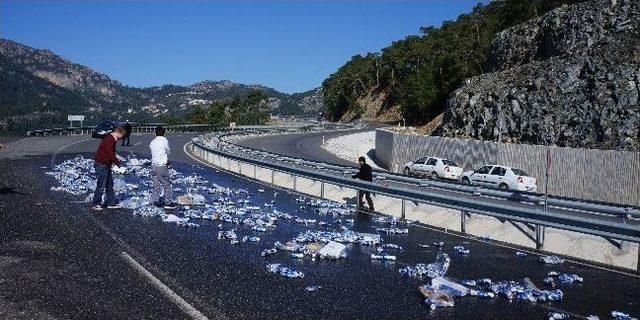 Tır'dan Düşen Bira Kutuları Yolu Kapattı