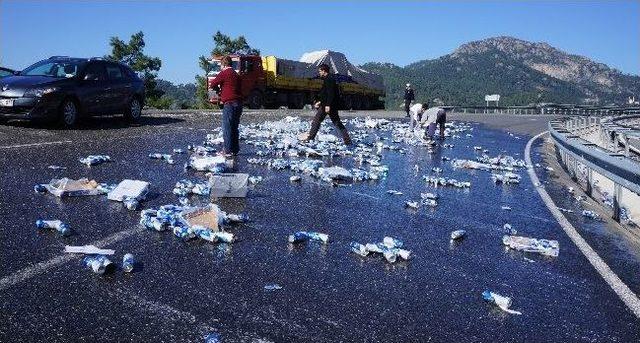 Tır'dan Düşen Bira Kutuları Yolu Kapattı