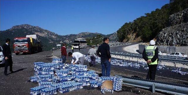 Tır'dan Düşen Bira Kutuları Yolu Kapattı