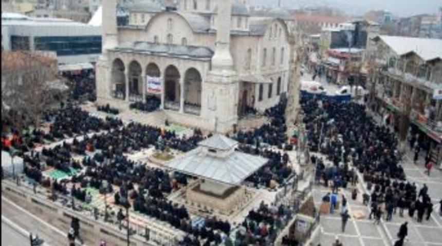 Cuma G&uuml;n&uuml; İ&ccedil;in Cami Sıkıntısının &Ccedil;&ouml;z&uuml;lmesi İsteniyor