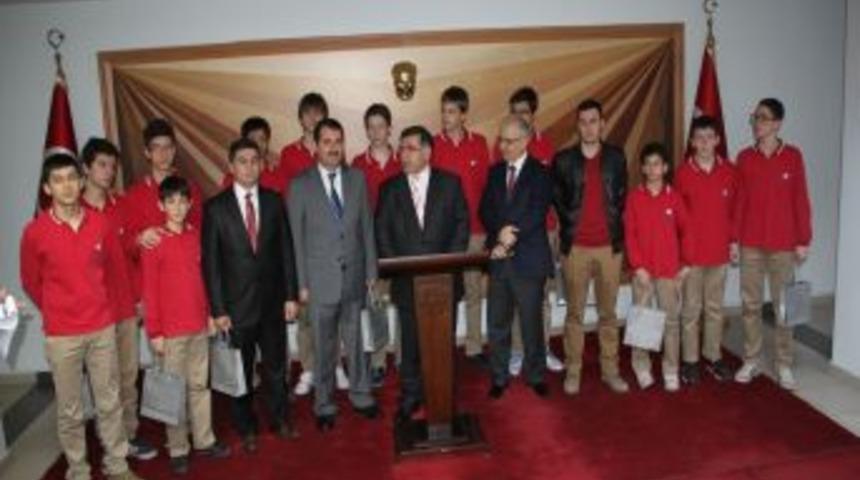 D&uuml;zce Valisi Şampiyonları Kabul Etti