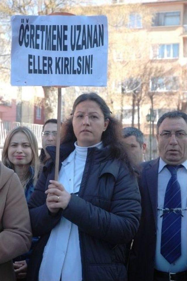 Öğrencisi Tarafından Öğretmene Uygulanan Şiddete Protesto