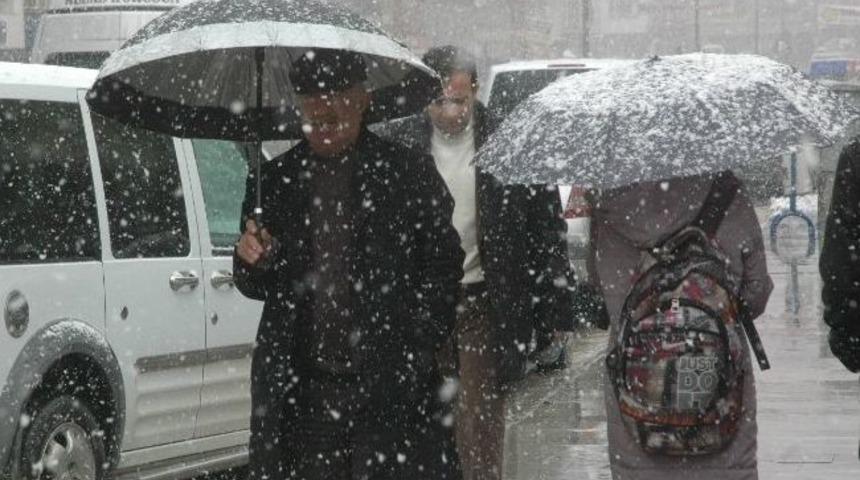 Hakkari&rsquo;de Lapa Lapa Kar Yağışı