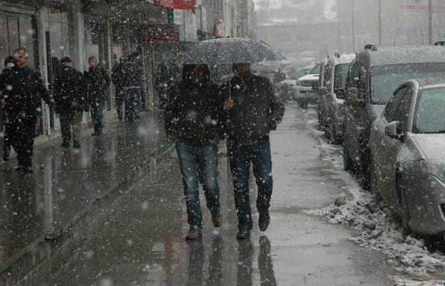 Hakkari’de Lapa Lapa Kar Yağışı