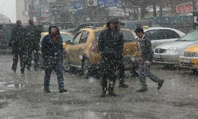 Hakkari’de Lapa Lapa Kar Yağışı