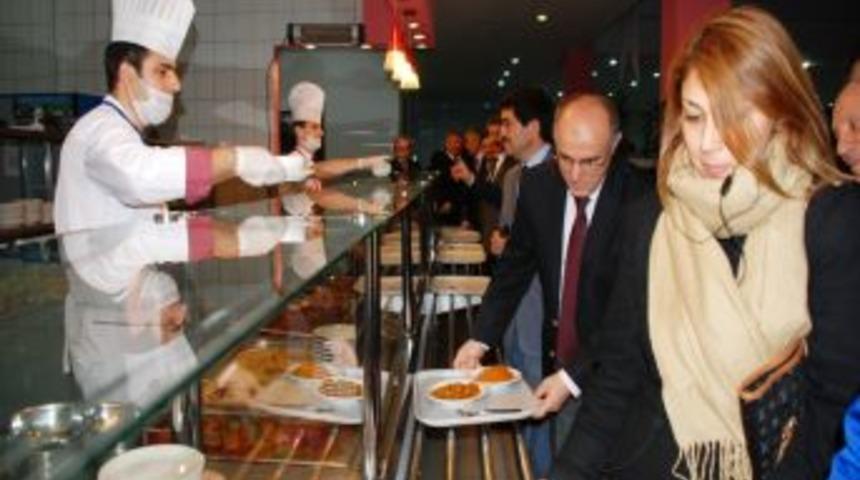 Öğrencilerle Birlikte Yemek Yiyen Vali Özçimen, Istek Ve Sorunları Dinledi