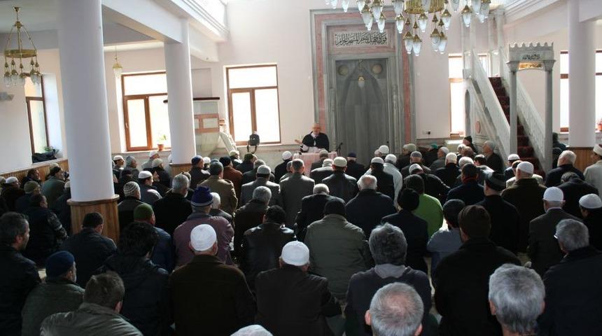 Eski Başhekim Cuma Vaazında K&uuml;rs&uuml;ye &Ccedil;ıkıp Sigaranın Zararlarını Anlattı