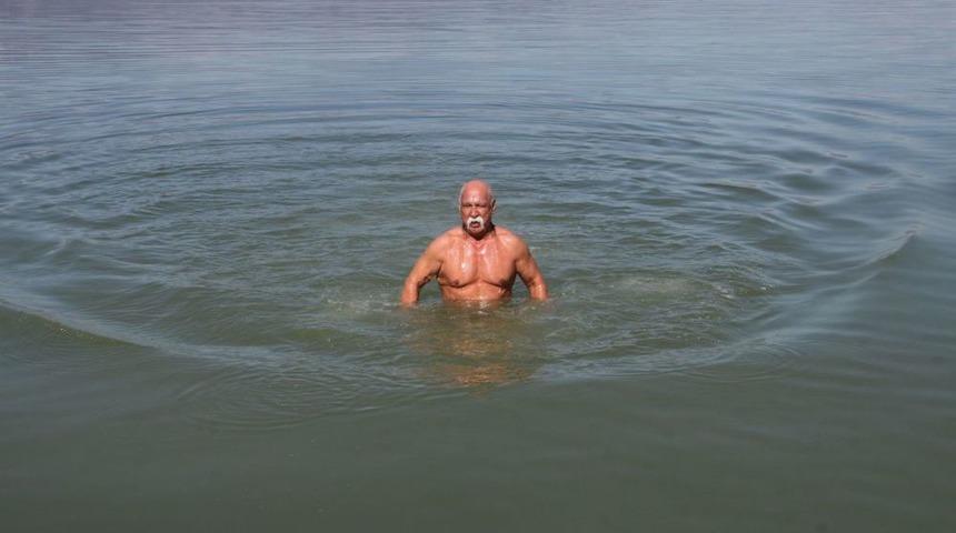 Profes&ouml;r, G&ouml;ldeki Kirliliğe Ve Sudaki &Ccedil;ekilmeye Dikkat &Ccedil;ekmek I&ccedil;in Y&uuml;zd&uuml;