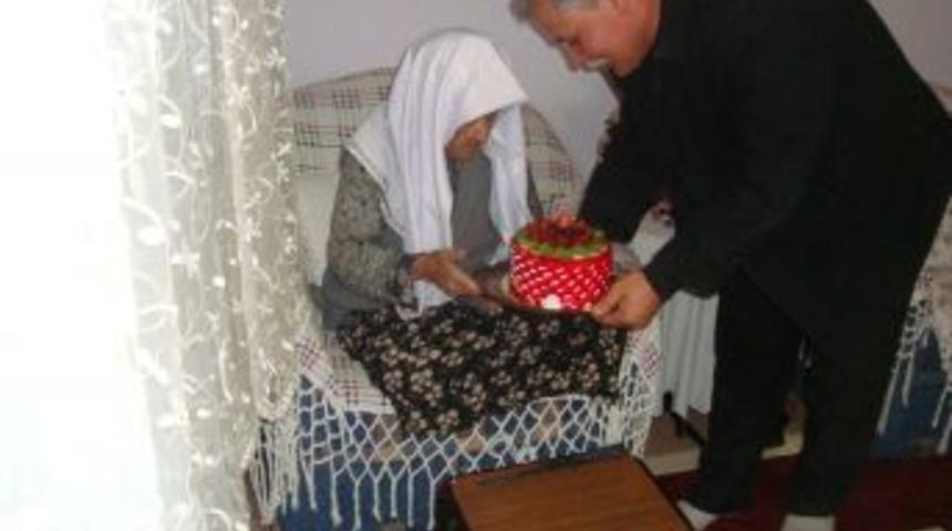 100. Yaşını Torununun &Ccedil;ocuklarıyla Pasta Yiyerek Kutladı