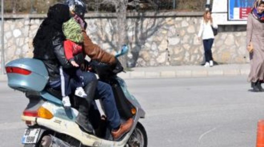 Motosikletle Yolculuk Yapan Annenin B&uuml;y&uuml;k İhmali